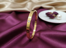Load image into Gallery viewer, Luxe Solitaire Studded Bracelet