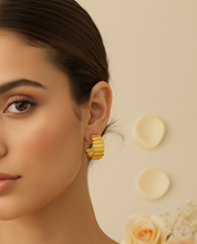 Load image into Gallery viewer, Aurea Ribbed Hoop Earrings