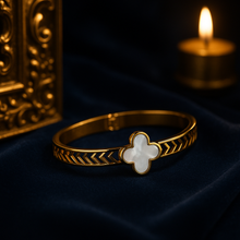 Load image into Gallery viewer, Eternal Clover Mother-of-Pearl Bracelet